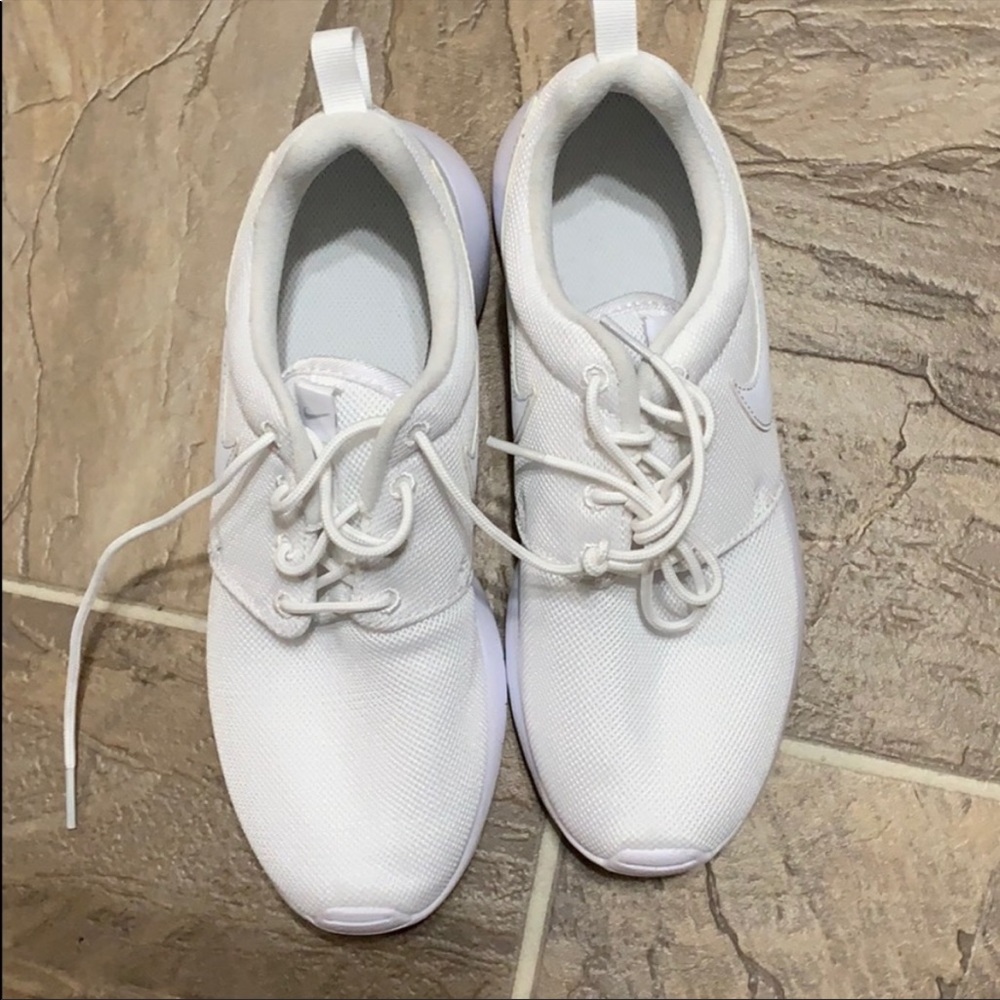 White Nike Roshe